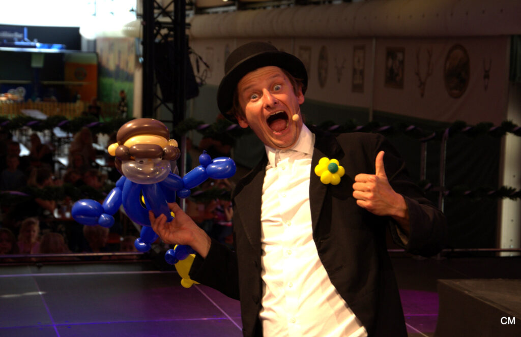 Tobi van Deisner mit Ballonfigur bei der Lesesommer-Abschlussparty in Wittlich