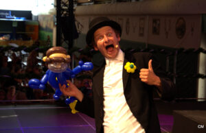 Tobi van Deisner mit Ballonfigur bei der Lesesommer-Abschlussparty in Wittlich